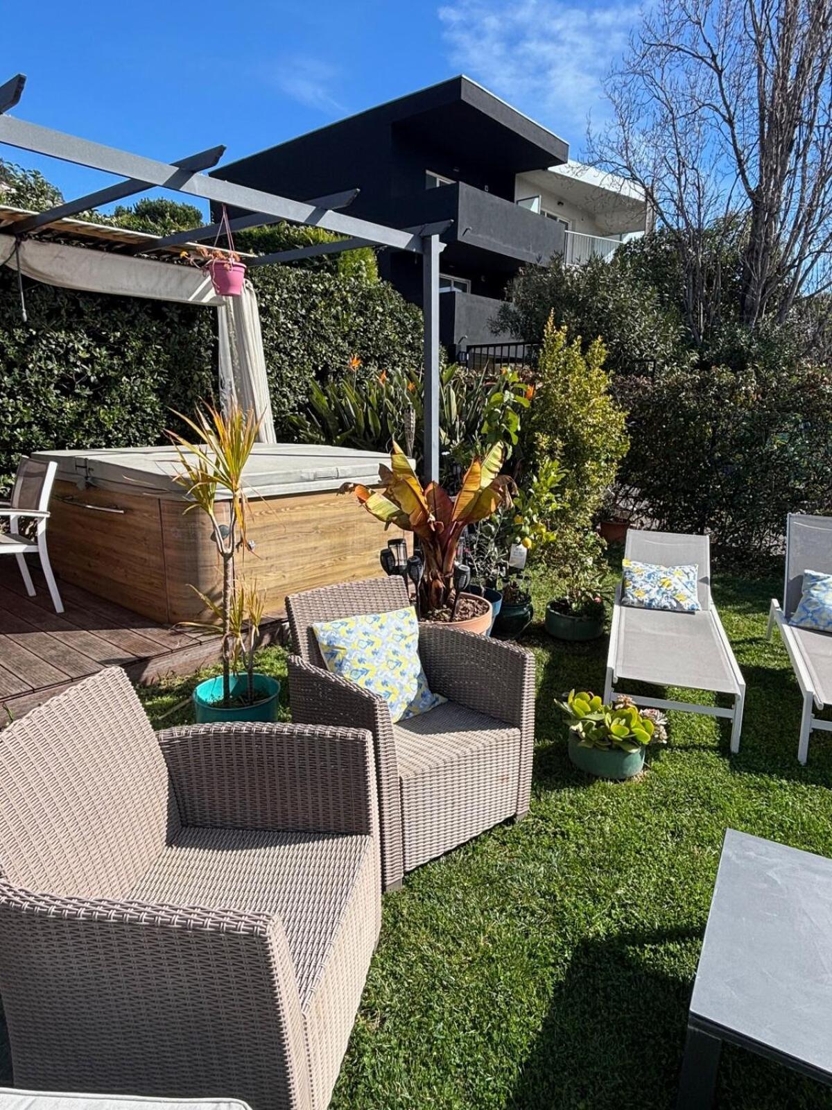 Maison Avec Jardin Privatif, 4 Chambres, Calme Dans Avec Piscine * Antibes